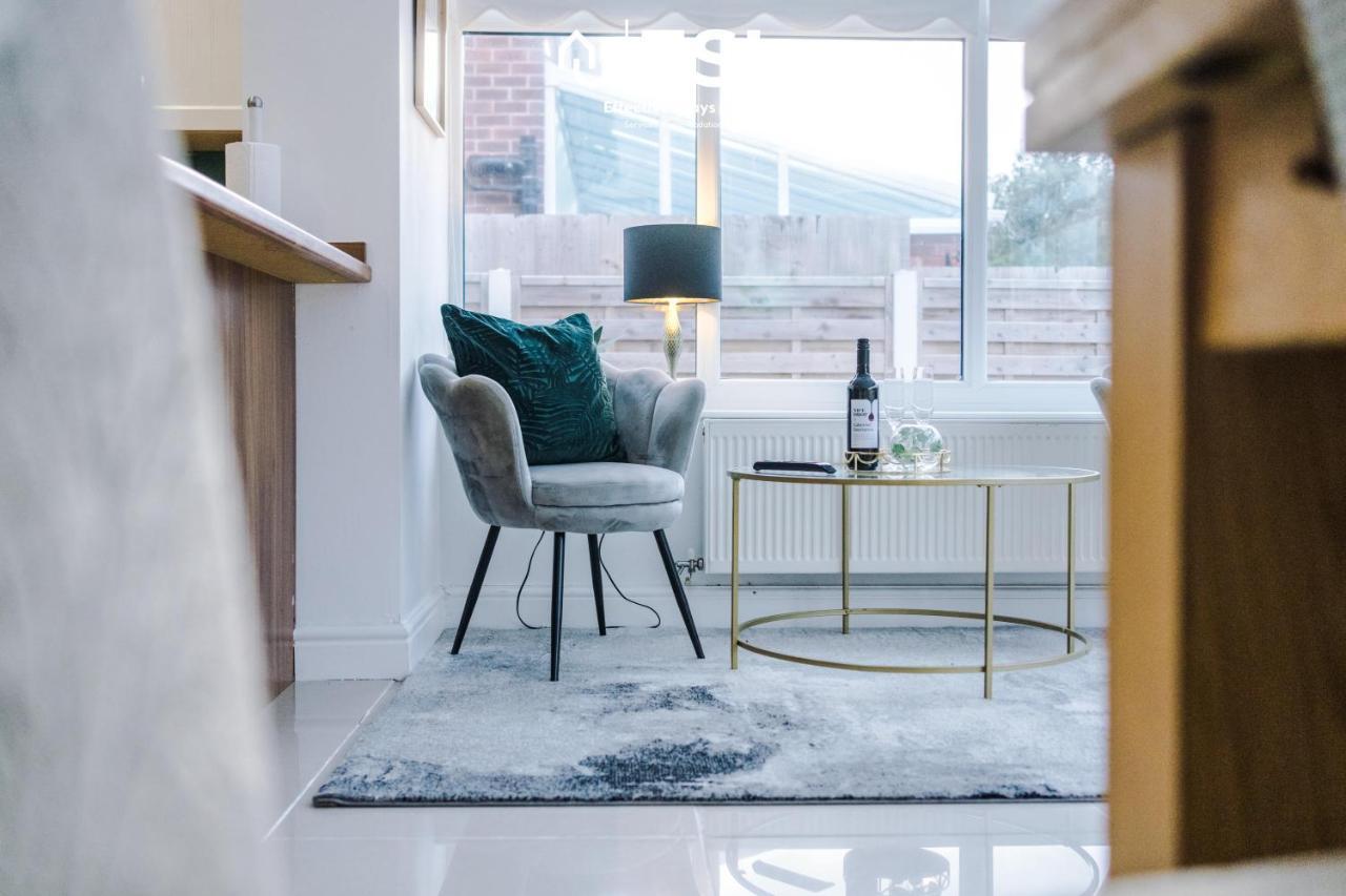 Open Plan - 3 Bedroom House - Garden And Outdoor Seating - Driveway Parking - Short Drive To City Centre Saughall Εξωτερικό φωτογραφία